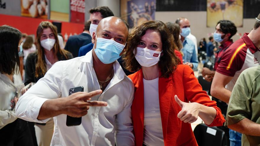 La presidenta posando con Ray Zapata