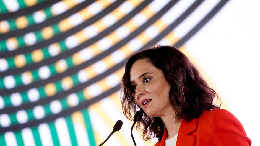 La presidenta interviniendo en el escenario del acto