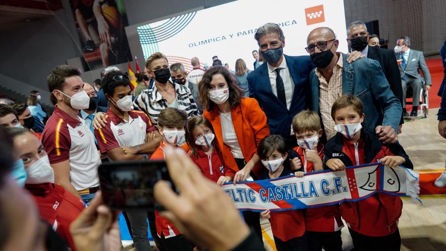 Foto de la presidenta con algunos deportistas