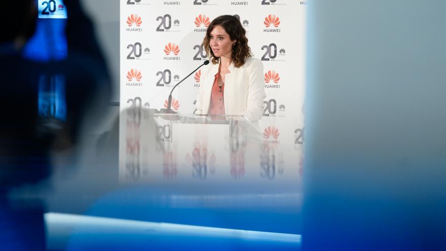 La presidenta interviniendo en el atril