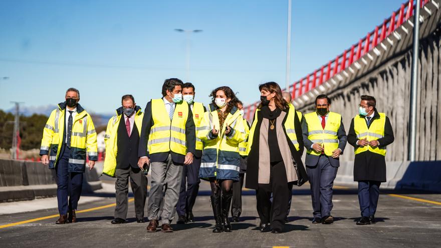La presidenta junto a la alcaldesa y el consejero caminando por la zona