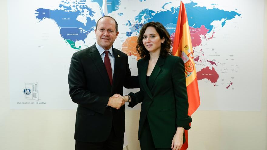 La presidenta Isabel Díaz Ayuso se ha reunido con el ministro de Economía de Israel, Nir Barkat Estrechamiento de manos entre la presidenta y el ministro