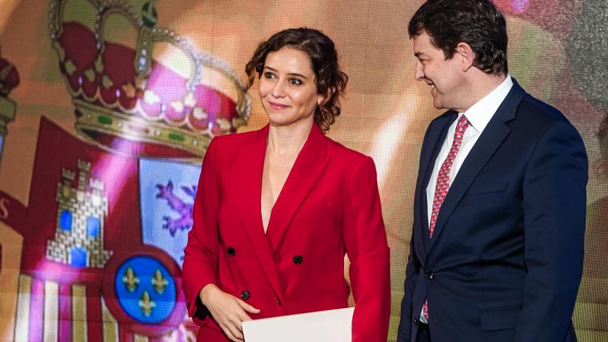 La presidenta Isabel Díaz Ayuso junto al presidente de Castilla-La Mancha