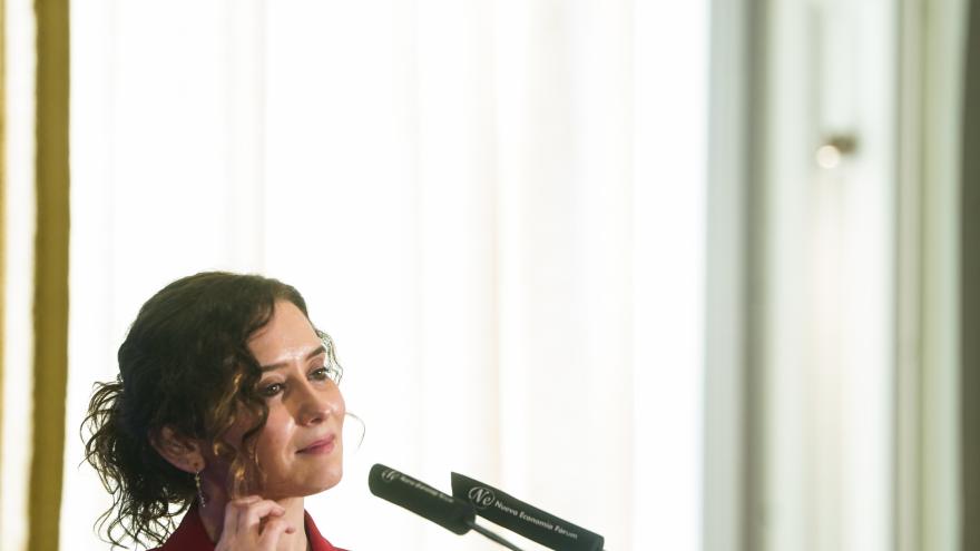 La presidenta interviniendo en el atril