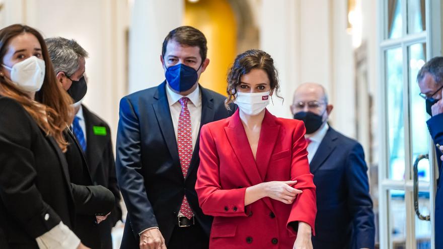 La presidenta Isabel Díaz Ayuso caminando con el presidente de Castilla-La Mancha
