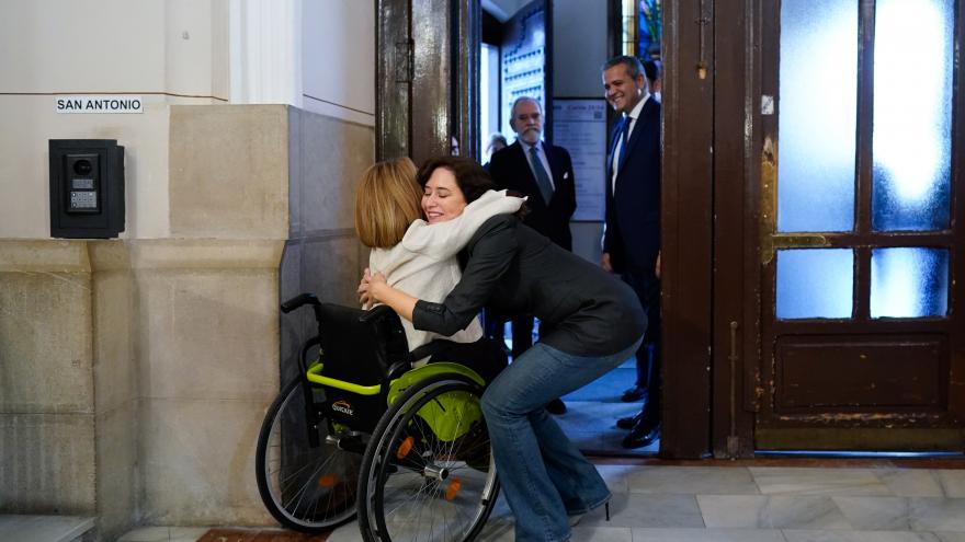 La presidenta abrazando a una persona en silla de ruedas