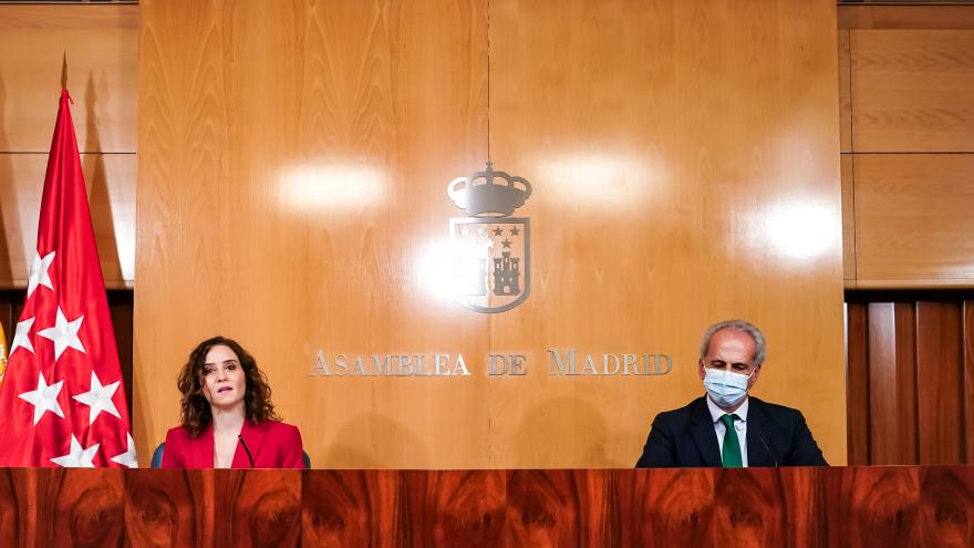 La presidenta junto al consejero de sanidad sentados en la mesa de la rueda de prensa