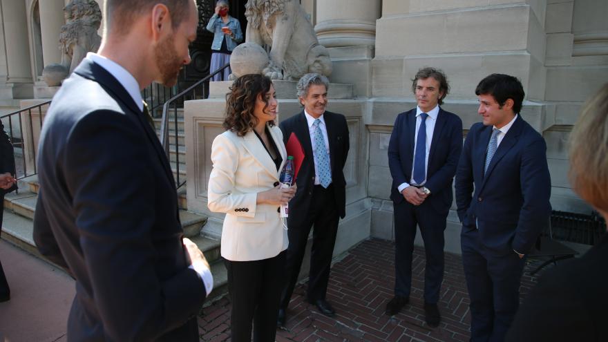 La presidenta en la calle hablando con otras personas participantes de la reunión