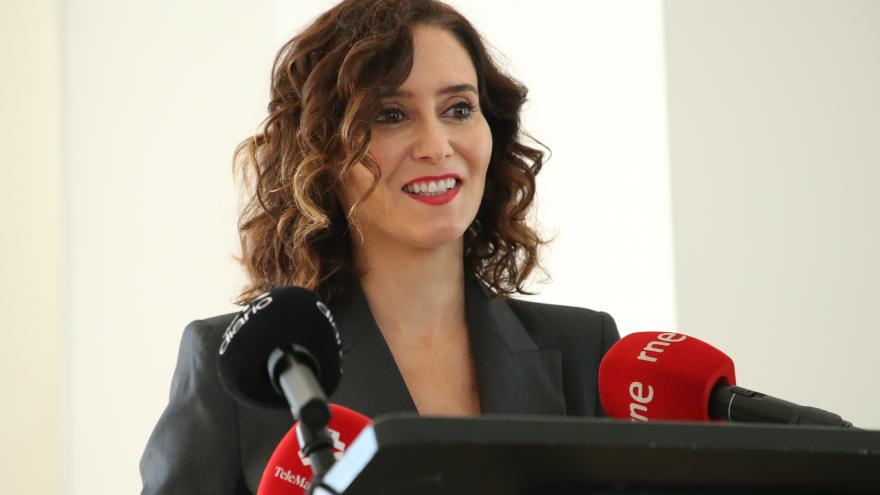 Primer plano de la presidenta interviniendo ante los medios