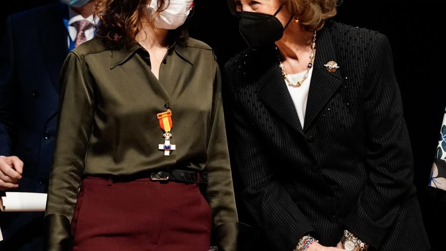La presidenta hablando con la Reina Sofía