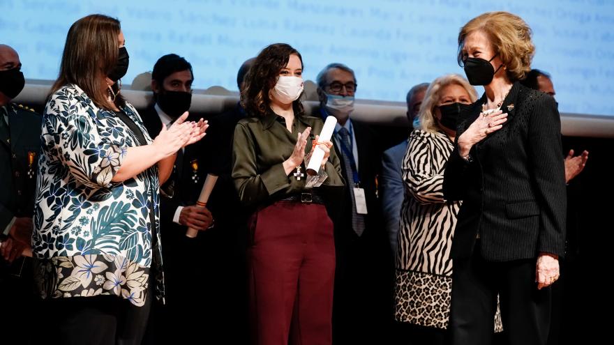 La presidenta en el escenario aplaudiendo a la Reina Sofía 