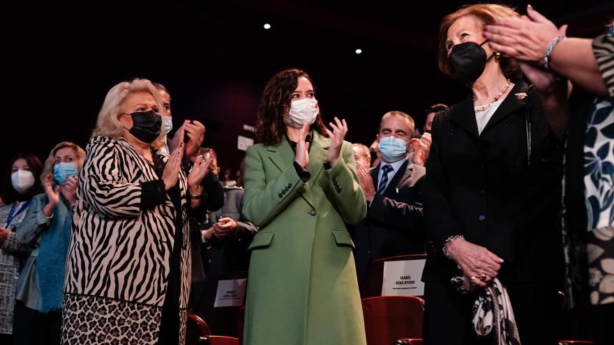 La presidenta en su llegada junto a otros asistentes