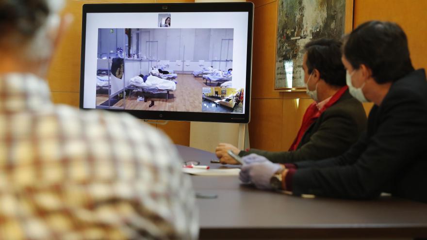  Díaz Ayuso en reunión telemática con Hospital Comunidad de Madrid en IFEMA