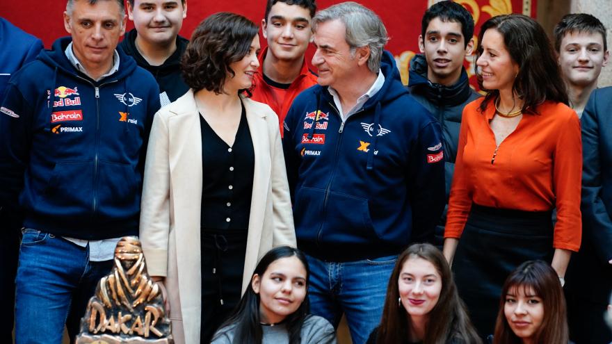 Díaz Ayuso felicitando a Carlos Sainz y Lucas Cruz por su triunfo en el Rally Dakar 2020