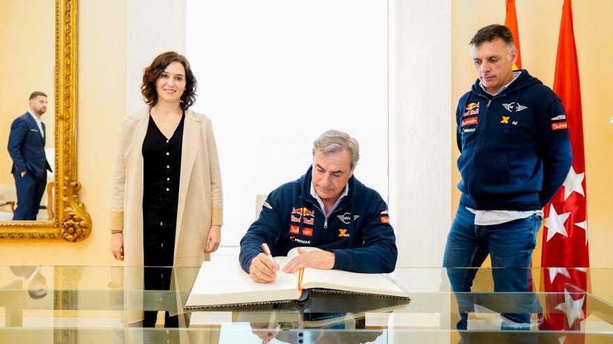 Díaz Ayuso felicitando a Carlos Sainz y Lucas Cruz por su triunfo en el Rally Dakar 2020