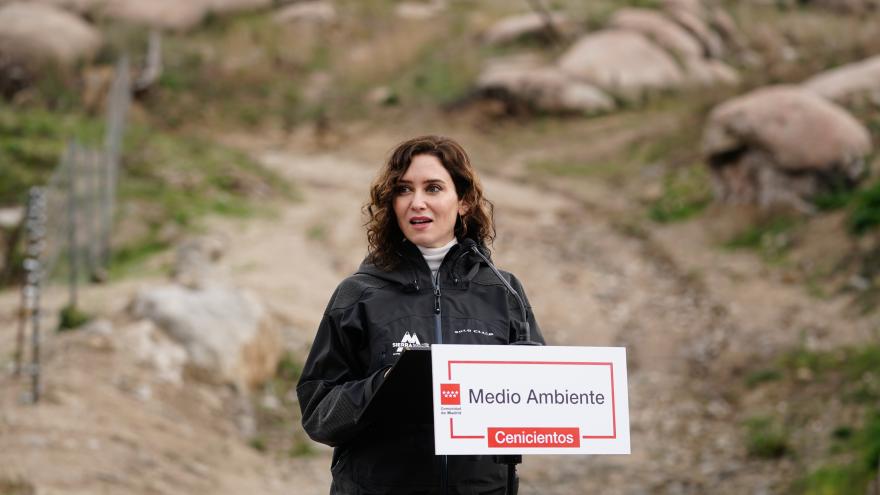 Isabel Díaz Ayuso durante su visita a la antigua presa de La Alberca