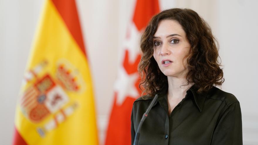 Primer plano de la presidenta ante el micrófono interviniendo