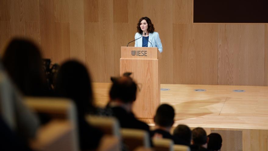 La presidenta interviniendo en el escenario del acto