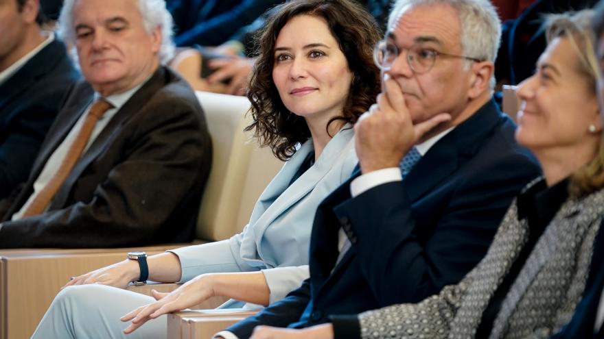 La presidenta sentada entre el público del acto