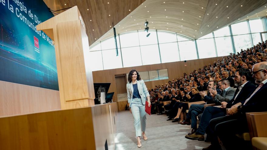 La presidenta subiendo al escenario