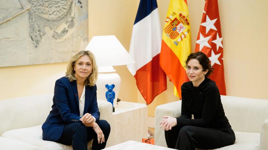 La presidenta posando junto a Valérie Pécresse