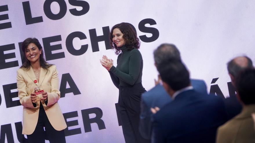 La presidenta en el escenario junto a una de las galardonadas