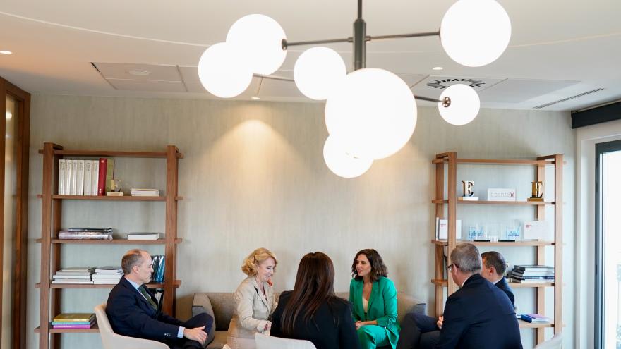 La presidenta hablando con algunos asistentes