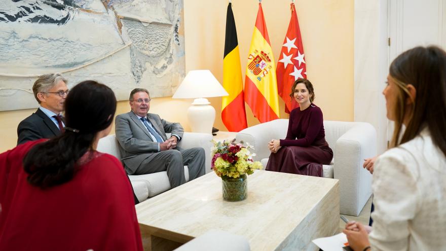 La presidenta saludando a el ministro presidente de la Región de Bruselas