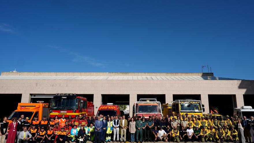 Foto de los principales asistentes y cuerpo de emergencias