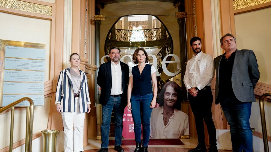 La presidenta junto a otros representantes