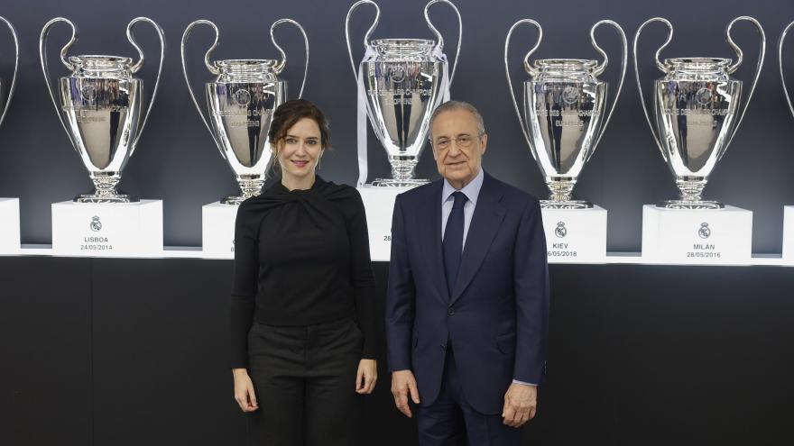 La presidenta junto al presidente del Real Madrid ante las copas ganadas por el equipo