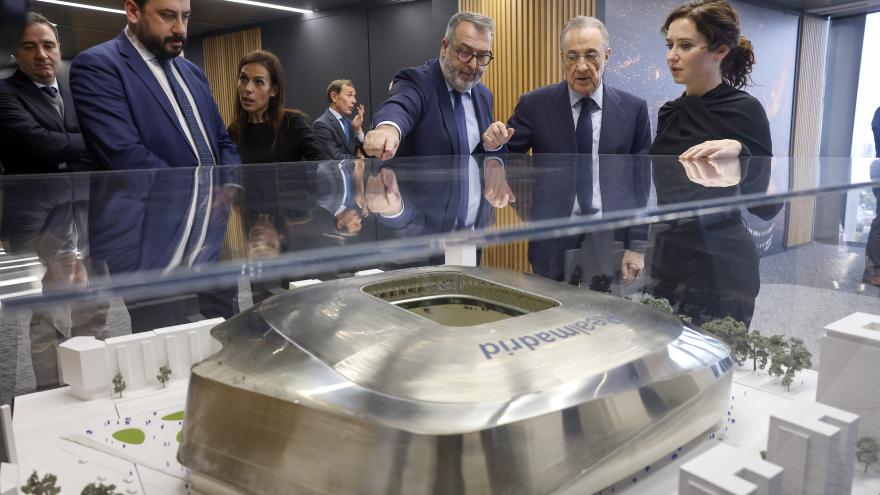 La presidenta mirando una muestra del estadio