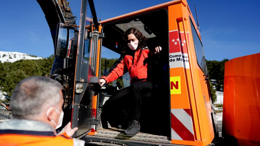 La presidenta bajando de uno de los camiones de bomberos