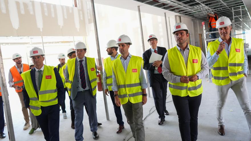 El consejero Emilio Viciana durante la visita a las obras de un nuevo instituto público en Arganda del Rey
