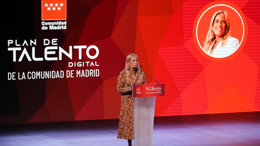 La consejera Rocío Albert durante la entrega de los reconocimientos a la primera promoción del Plan de Talento Digital