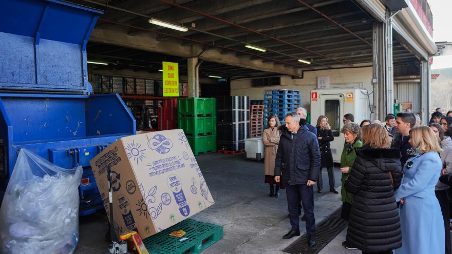 Los consejeros Emilio Viciana y Carlos Novillo durante su visita a una de las actividades del programa de Economía Circular 