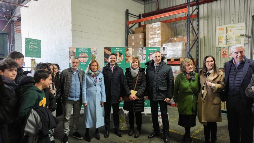 Los consejeros Emilio Viciana y Carlos Novillo durante su visita a una de las actividades del programa de Economía Circular 