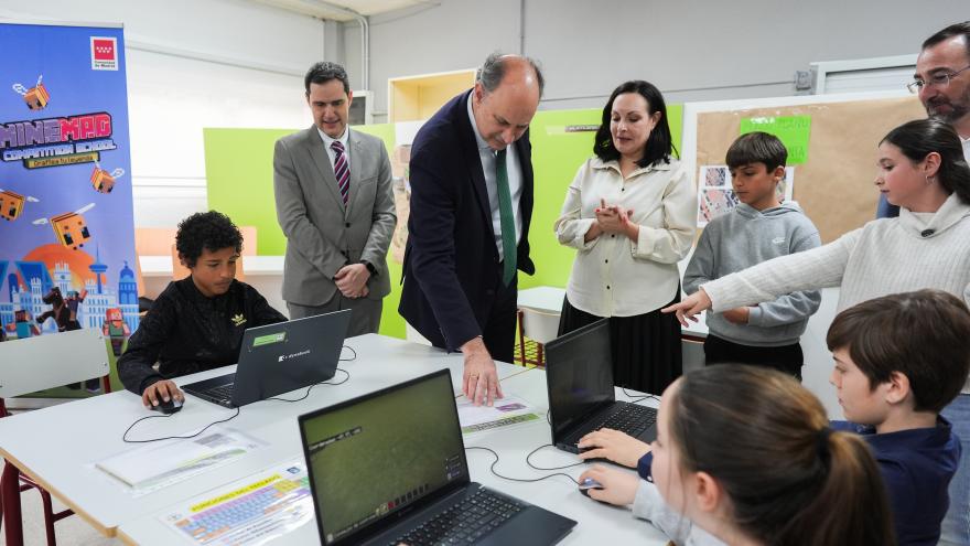 El consejero Miguel López-Valverde durante su visita al CEIP Fuensanta