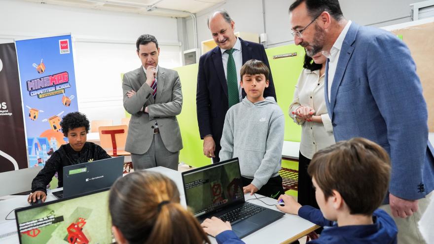 El consejero Miguel López-Valverde durante su visita al CEIP Fuensanta