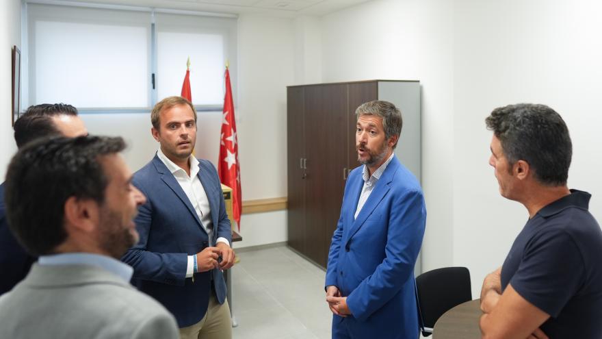 El consejero Miguel Ángel García Martín durante su visita al juzgado de primera instancia e instrucción en Arganda del Rey