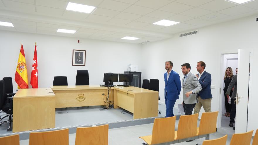El consejero Miguel Ángel García Martín durante su visita al juzgado de primera instancia e instrucción en Arganda del Rey
