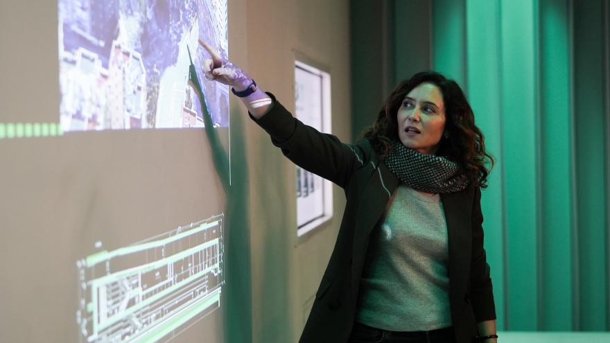 La presidenta Isabel Díaz Ayuso durante su visita al nuevo vestíbulo de la Estación de Atocha