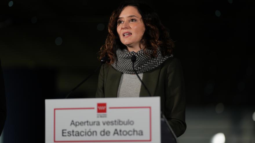 La presidenta Isabel Díaz Ayuso durante su visita al nuevo vestíbulo de la Estación de Atocha
