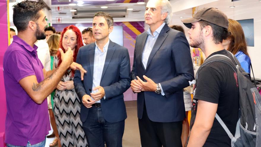 Imagen de Enrique Ruiz Escudero durante la visita