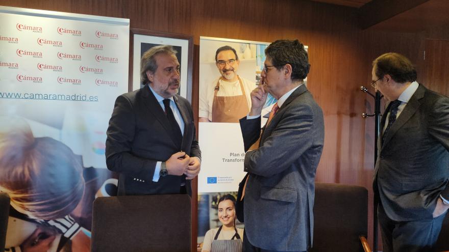 Participantes del acuerdo conversando