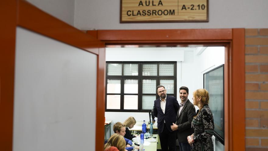 La Comunidad de Madrid refuerza este curso el Programa de Altas Capacidades con 10 nuevos grupos y 180 plazas Emilio Viciana durante su visita al desarrollo del programa PEAC