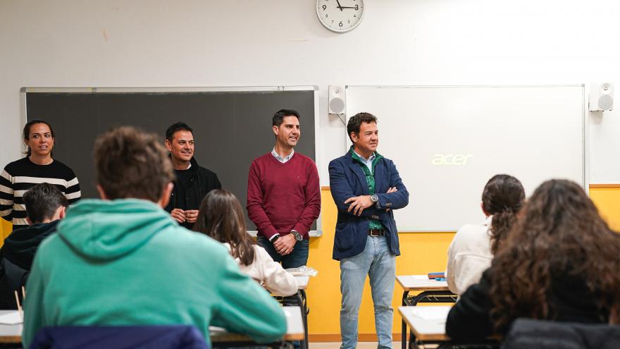 Emilio Viciana en un momento de su visita al IES José García Nieto, centro del Programa de Altas Capacidades