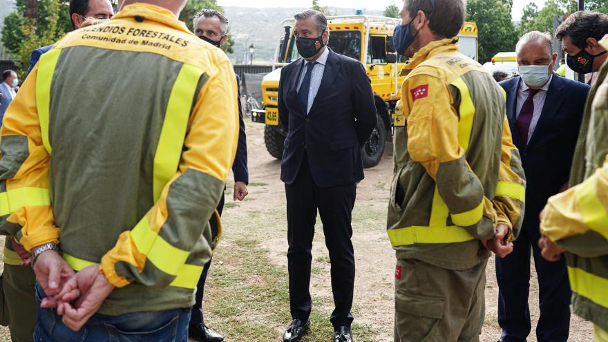 el consejero escuchando las explicaciones de miembros de uniforme de la Brigada de Incendios Forestales