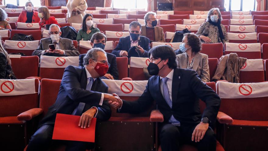 El consejero saludando a uno de los premiados