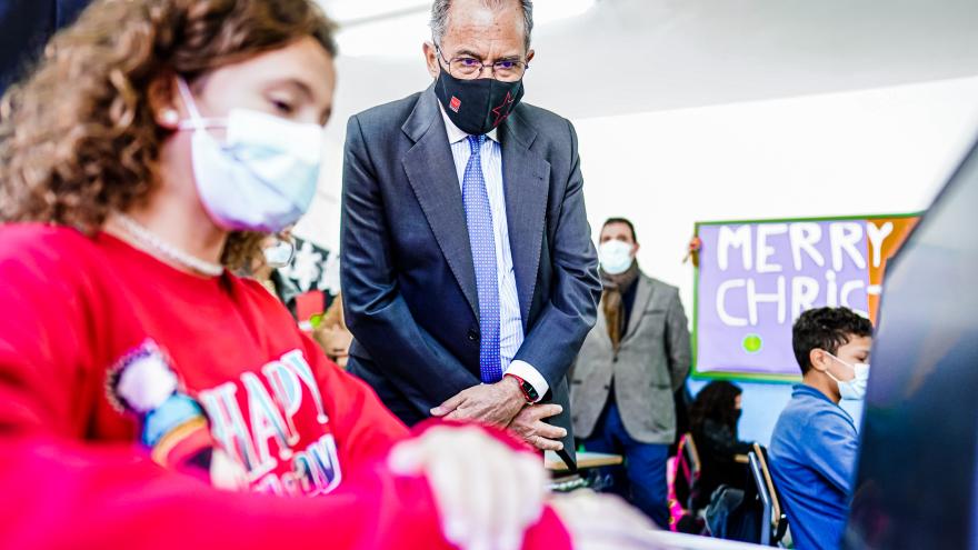 El consejero en una de las clases donde los alumnos están usando ordenadores portátiles